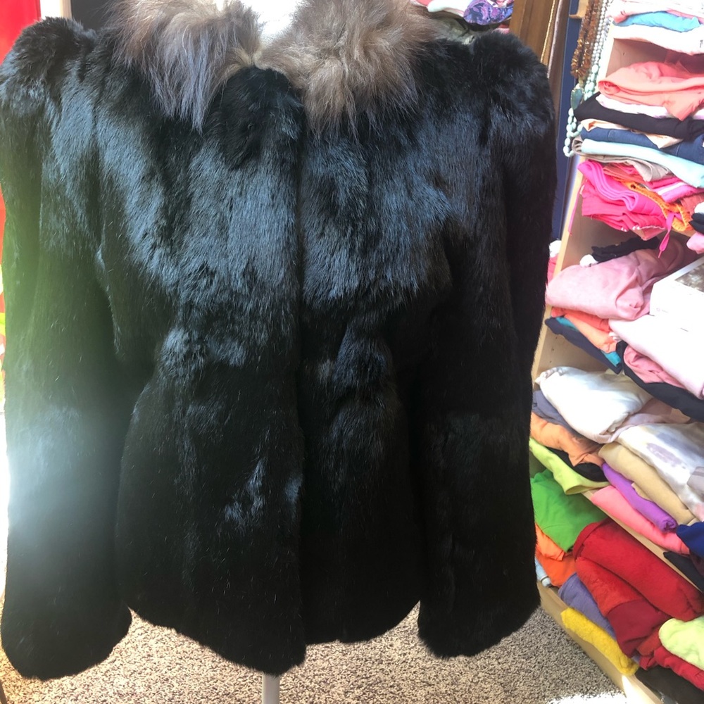 Brand: Sergio valente.  Color: Black coat and brown collar.   Size: small